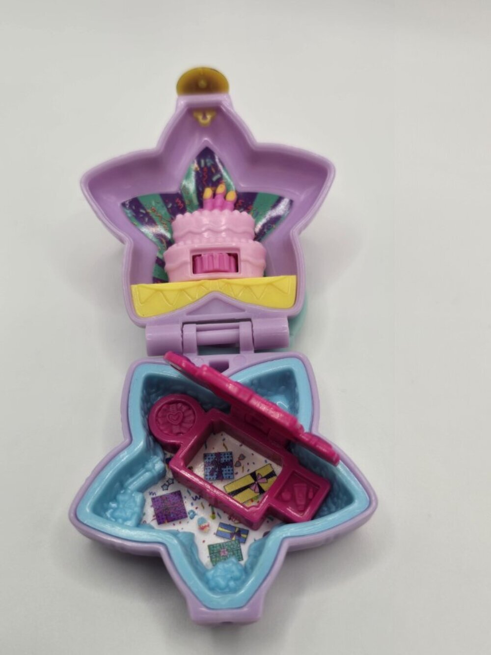 2018 Mattel Polly Tiny Pocket Places Birthday Surprise Party Compact Playset - Picture 4 of 8